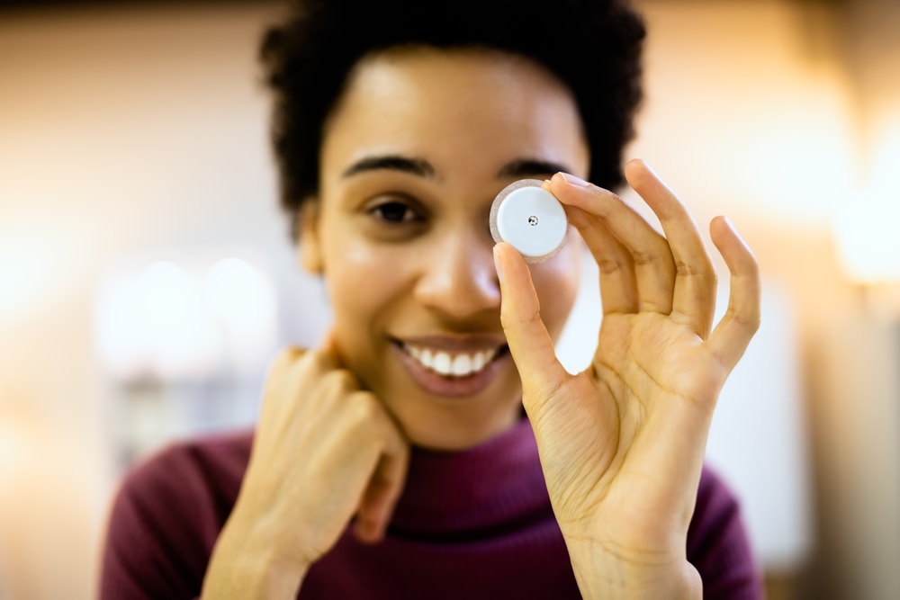 Woman,Holding,Continuous,Glucose,Monitor,For,Testing,Glucose,Level