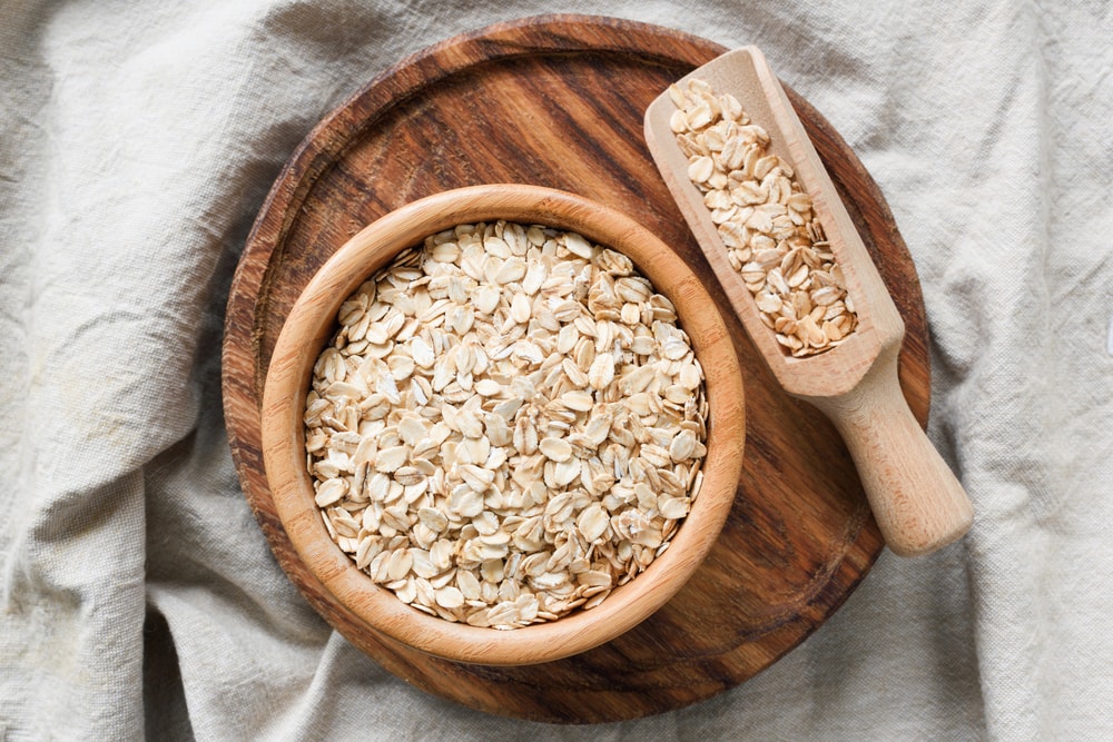 Rolled,Oats,,Organic,Oat,Flakes,In,Wooden,Bowl,On,Wooden