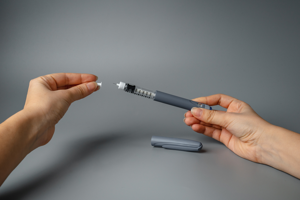 Young,Woman,Holds,An,Insulin,Syringe,And,An,Insulin,Pump,Longevity