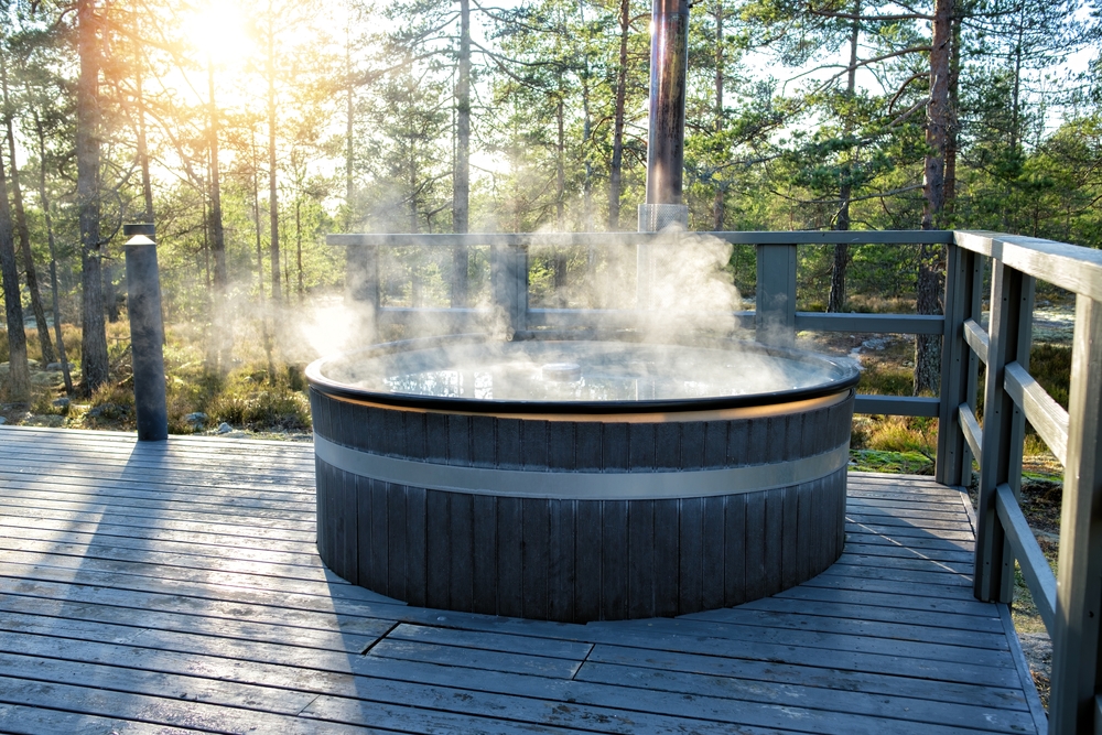 Modern,Big,Barrel,Outdoor,Hot,Tub,In,The,Middle,Of