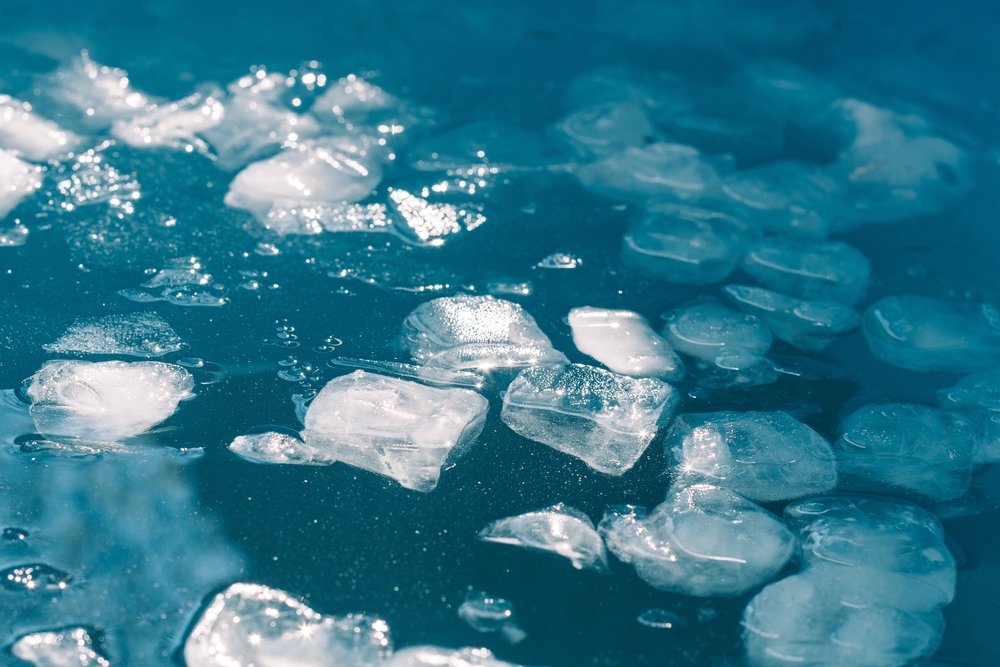 Cold,Water,And,Ice,Cubes,Melting,Under,The,Sun,Background.