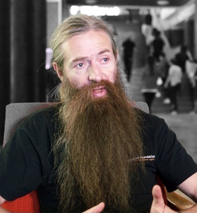 Aubrey de Grey (r)