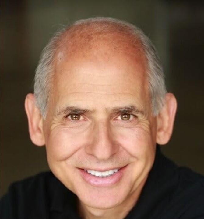 Dr. Daniel Amen (r)