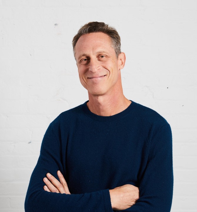 Dr. Mark Hyman (r)