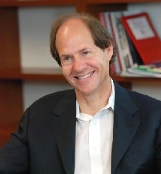 Cass R. Sunstein (r)